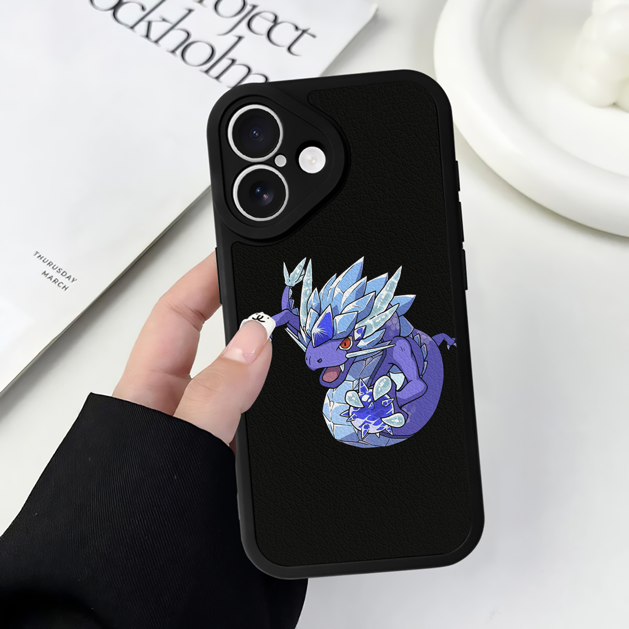 （画像用） 妖怪ウォッチ Yo-kai Watch 【iPhone 16シリーズ対応】シリコンスマホケース（レザー調） 材質：シリコン